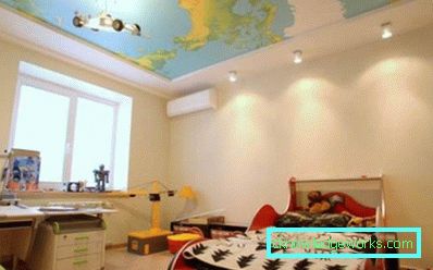 Foto: takdekorasjon i form av et geografisk kart