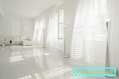 Hvite gardiner - fet design med smak. Virkelige bilder i interiøret