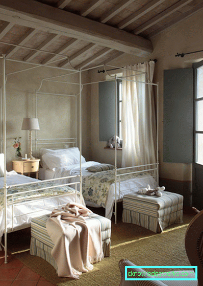 Barns romdesign for to jenter i ulike aldre