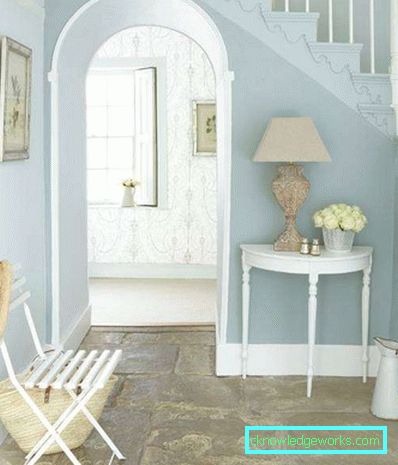 Design en korridor i et privat hus med en trappfoto