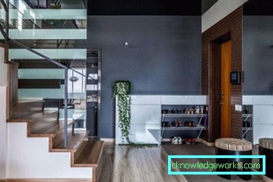 Design en korridor i et privat hus med en trappfoto