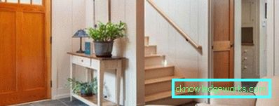 Design en korridor i et privat hus med en trappfoto