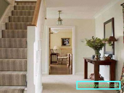 Design en korridor i et privat hus med en trappfoto