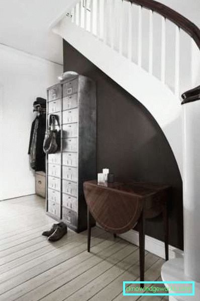 Design en korridor i et privat hus med en trappfoto