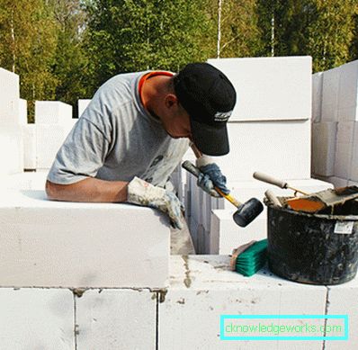 Lim for luftbetongblokker: typer og egenskaper Lim for luftbetongblokker: typer og egenskaper