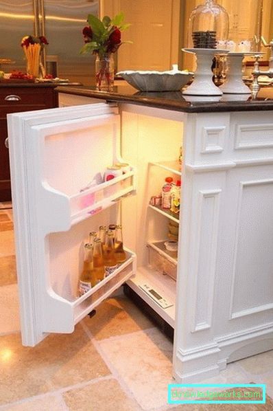 Lite kjøkkenområde på 5 kvadratmeter. m med kjøleskap