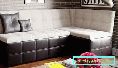 Sammenleggbar sofa på kjøkkenet Sammenleggbar sofa på kjøkkenet