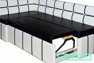 Sammenleggbar sofa på kjøkkenet med en seng Sammenleggbar sofa på kjøkkenet med en seng