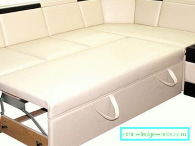 Sammenleggbar sofa på kjøkkenet med en seng Sammenleggbar sofa på kjøkkenet med en seng