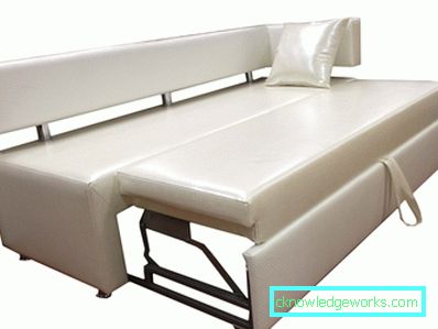 Sammenleggbar sofa på kjøkkenet med en seng Sammenleggbar sofa på kjøkkenet med en seng