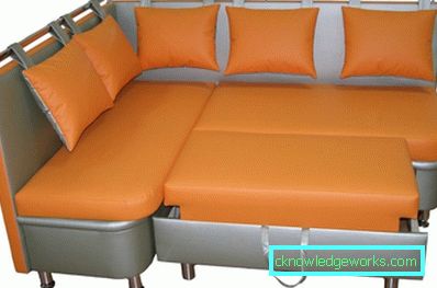 Sammenleggbar sofa på kjøkkenet med en seng Sammenleggbar sofa på kjøkkenet med en seng