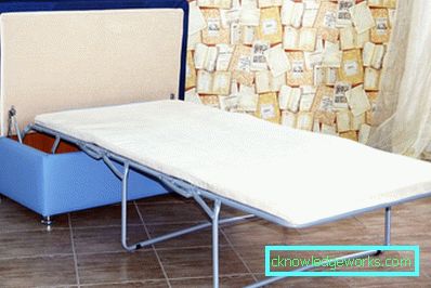 Sammenleggbar sofa på kjøkkenet med en seng Sammenleggbar sofa på kjøkkenet med en seng