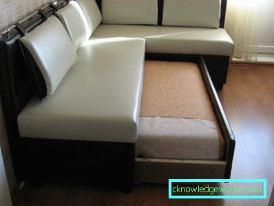 Sammenleggbar sofa på kjøkkenet med en seng Sammenleggbar sofa på kjøkkenet med en seng