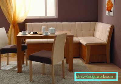 Sammenleggbar sofa på kjøkkenet med en seng Sammenleggbar sofa på kjøkkenet med en seng