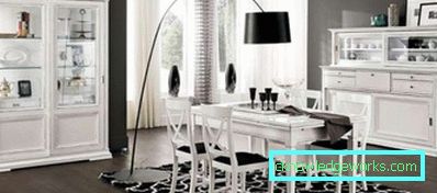 Skap med glass i stuen i en moderne stil - utsikt