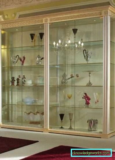 Skap med glass i stuen i en moderne stil - utsikt