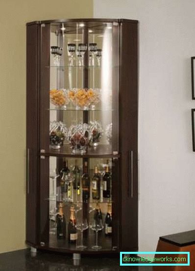 Skap med glass i stuen i en moderne stil - utsikt
