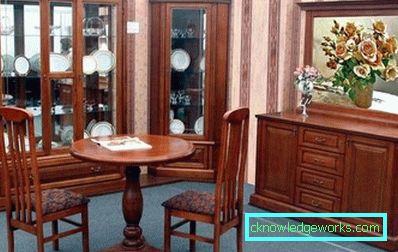 Skap med glass i stuen i en moderne stil - utsikt