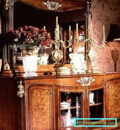 Skap med glass i stuen i en moderne stil - utsikt