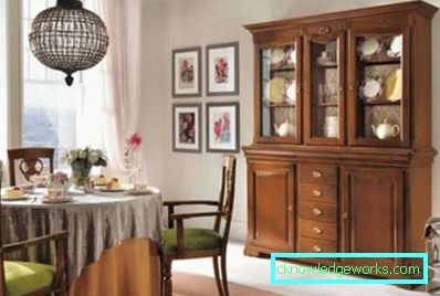Skap med glass i stuen i en moderne stil - utsikt
