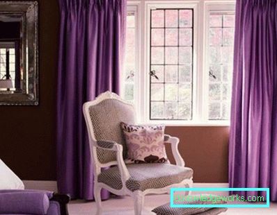 Lilac gardiner i stuen interiør - bilder i en by leilighet