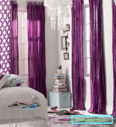 Lilac gardiner i stuen interiør - bilder i en by leilighet