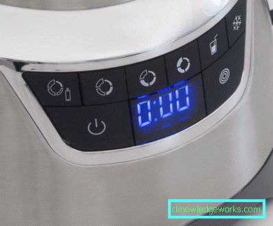 Stasjonær blender med en bolle med ulike materialer Stasjonær blender med en bolle med ulike materialer