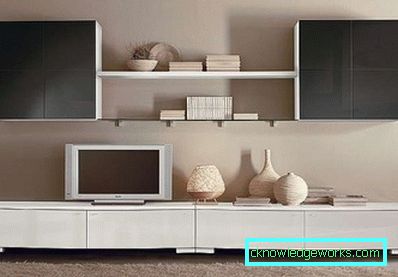 Veggene under TV-en i stuen i en moderne stil (50 interiørfotografier)