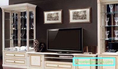 Veggene under TV-en i stuen i en moderne stil (50 interiørfotografier)