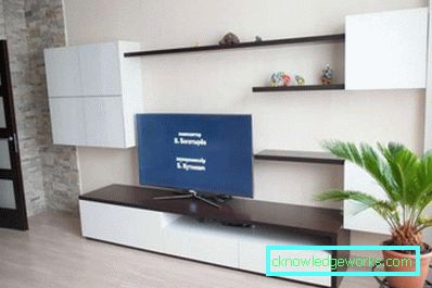 Veggene under TV-en i stuen i en moderne stil (50 interiørfotografier)