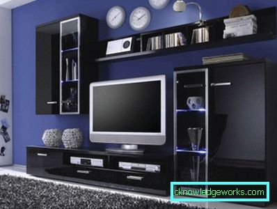 Veggene under TV-en i stuen i en moderne stil (50 interiørfotografier)