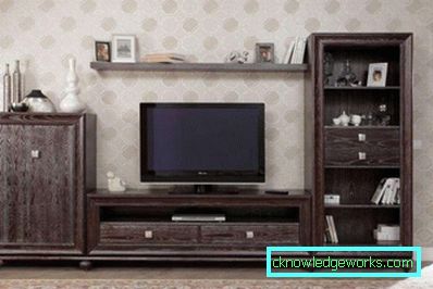 Veggene under TV-en i stuen i en moderne stil (50 interiørfotografier)